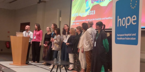 Un grupo de personas subidas a un escenario.