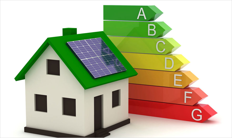 Infografía casa con placas solares y líneas de calificación energética con colores.