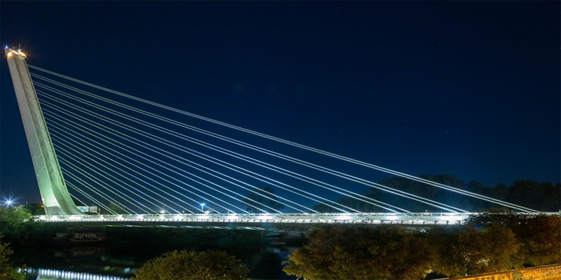 Obras de mejora de eficiencia energética de las luminarias del puente del Alamillo en Sevilla