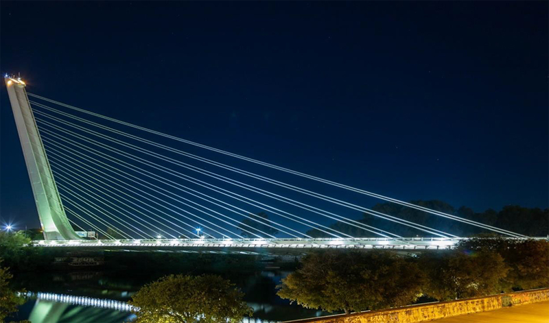 Obras de mejora de eficiencia energética de las luminarias del puente del Alamillo en Sevilla