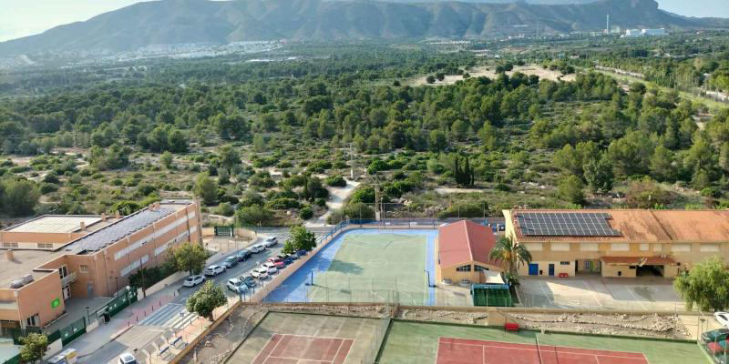 Colegio con placas fotovoltaicas instaladas en el tejado de uno de los edificios.