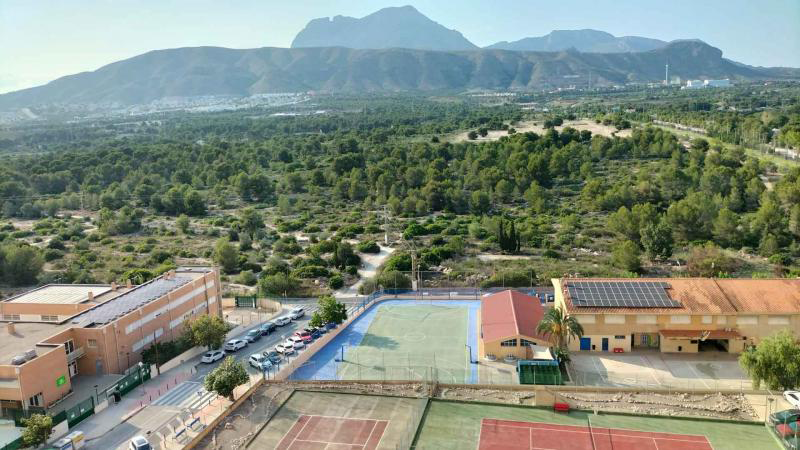 Colegio con placas fotovoltaicas instaladas en el tejado de uno de los edificios.