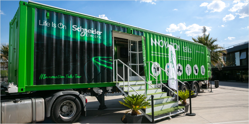 Camión itinerante roadshow con productos de climatización dentro y de color verde por fuera.