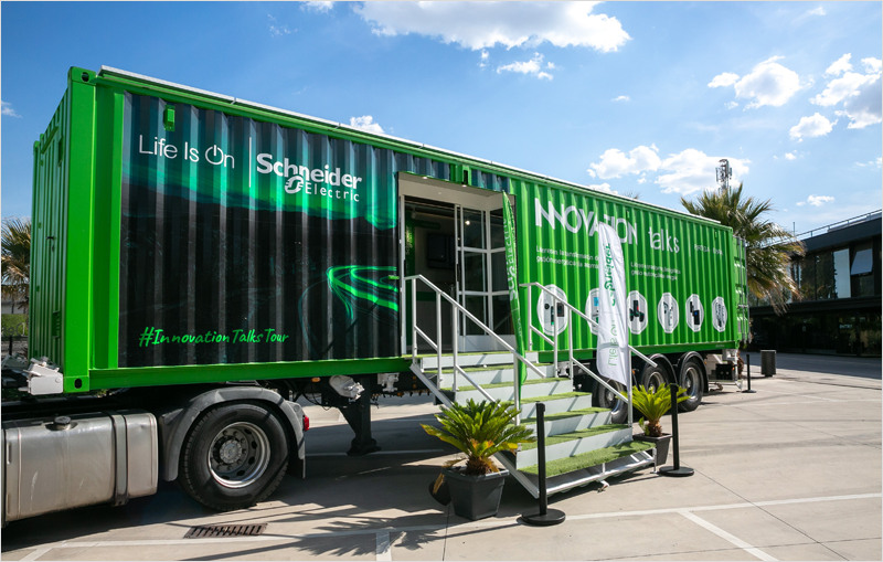 Camión itinerante roadshow con productos de climatización dentro y de color verde por fuera.