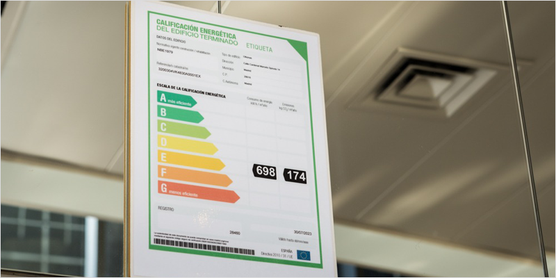 Certificado de calificación energética del edificio terminado colgado de una pared de la vivienda.