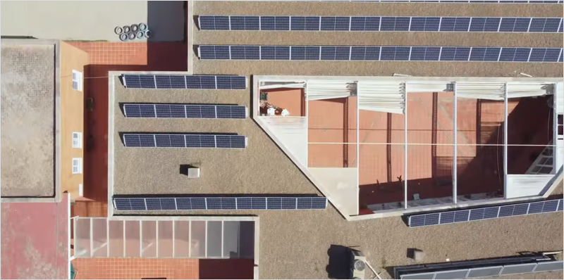 Placas solares azotea de un edificio grande.