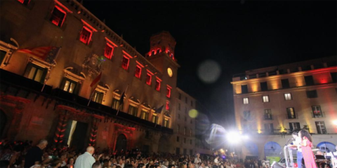 La plaza del Ayuntamiento de Alicante renueva su alumbrado con una inversión de 207.000 euros