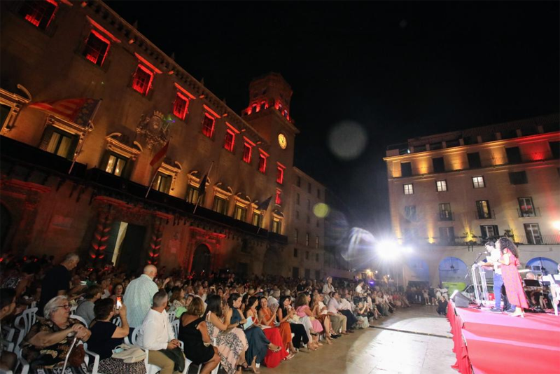 La plaza del Ayuntamiento de Alicante renueva su alumbrado sumándose al circuito de edificios emblemáticos iluminados