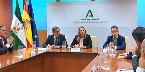 Andalucía adjudica un nuevo contrato centralizado de suministro eléctrico para ahorrar en la factura