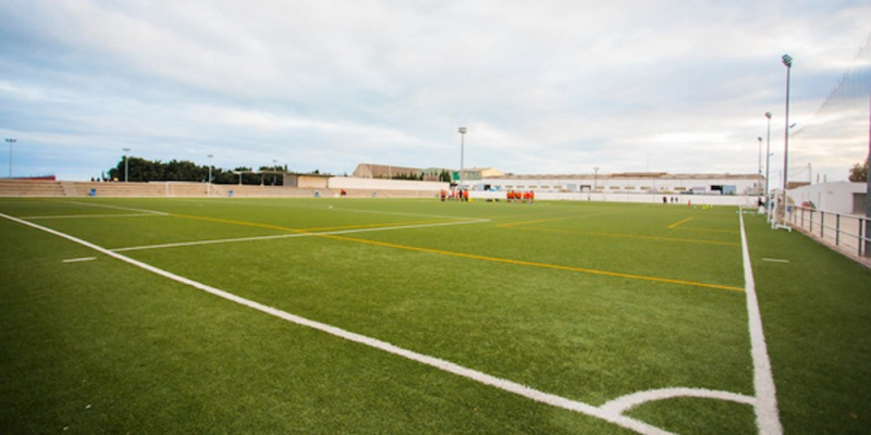 La sustitución de luminarias en el campo de fútbol de Llombai reducirá su consumo energético.