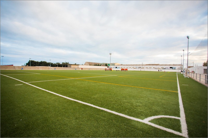 La sustitución de luminarias en el campo de fútbol de Llombai reducirá su consumo energético.