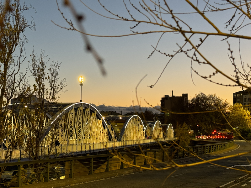 El cambio de luminarias del Puente de Hierro en Zaragoza reduce en un 81,16% su consumo energético