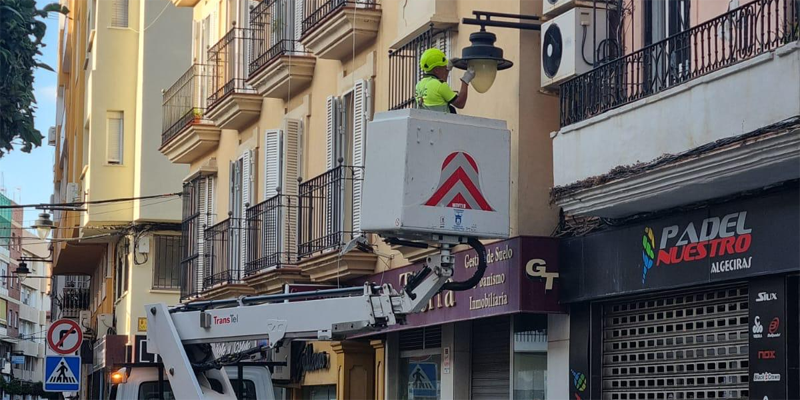 Varias calles del centro de Algeciras renuevan su alumbrado público con tecnología LED