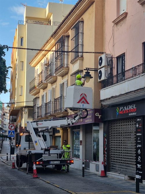 Varias calles del centro de Algeciras renuevan su alumbrado público con tecnología LED