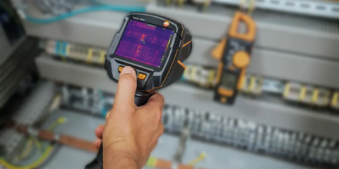 La cámara termográfica testo 883 ofrece un mantenimiento eficiente y preventivo