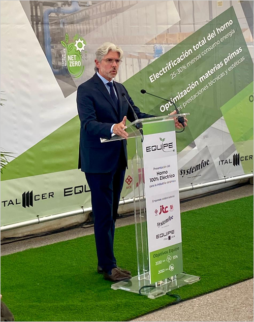 El secretario de Industria, Comercio y Consumo de la Generalitat Valenciana, Felipe Carrasco, durante la presentación del primer horno eléctrico de producción de la industria cerámica. Foto: Generalitat Valenciana.