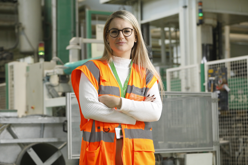 Eva Sánchez, Plant Director de Schneider Electric para las plantas de Universal Enclosures en Cataluña