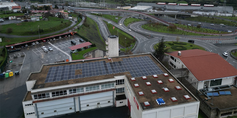 Los paneles solares fotovoltaicos en parques de bomberos de Bizkaia permiten ahorrar un 55% de energía en un año