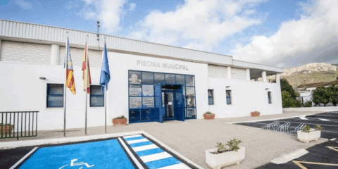 La instalación de placas fotovoltaicas para autoconsumo en la piscina municipal de Calpe sale a licitación