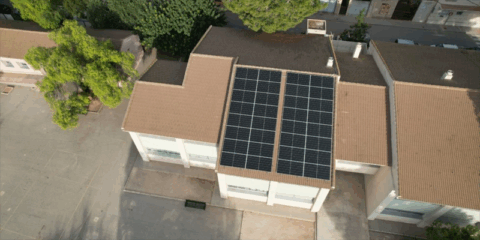 La localidad de Rafal ahorra en la factura eléctrica con placas solares en edificios municipales