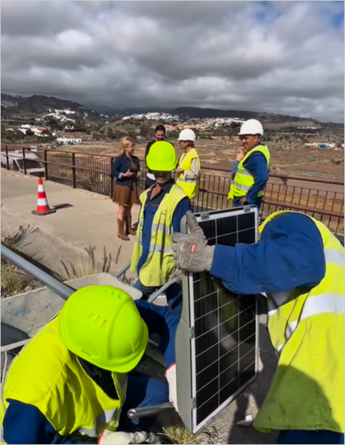 Los trabajos en la carretera de Los Giles están consistiendo en el montaje cada 25 metros de las nuevas columnas y la instalación de nuevas luminarias.
