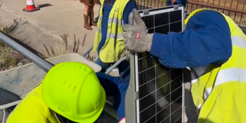 Los trabajos en la carretera de Los Giles están consistiendo en el montaje cada 25 metros de las nuevas columnas y la instalación de nuevas luminarias.