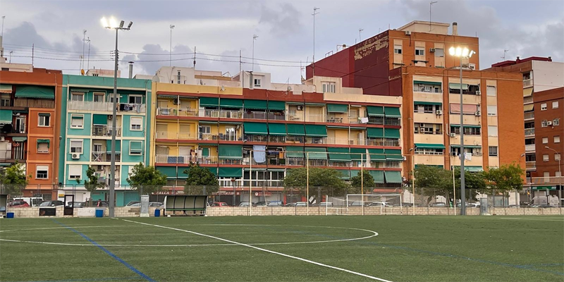 Las obras para renovar el alumbrado del campo de fútbol de La Malva-rosa por LED han comenzado