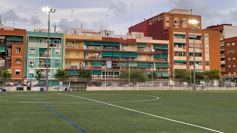 Las obras para renovar el alumbrado del campo de fútbol de La Malva-rosa por LED han comenzado