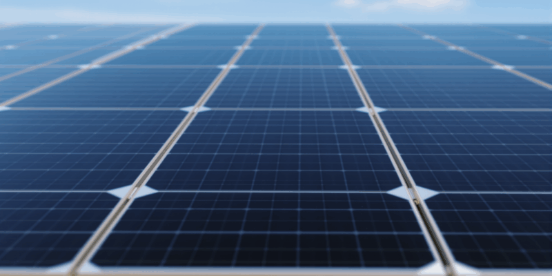 Imagen hiperrealista de un parque de energía solar, mostrando paneles fotovoltaicos en un entorno sostenible.