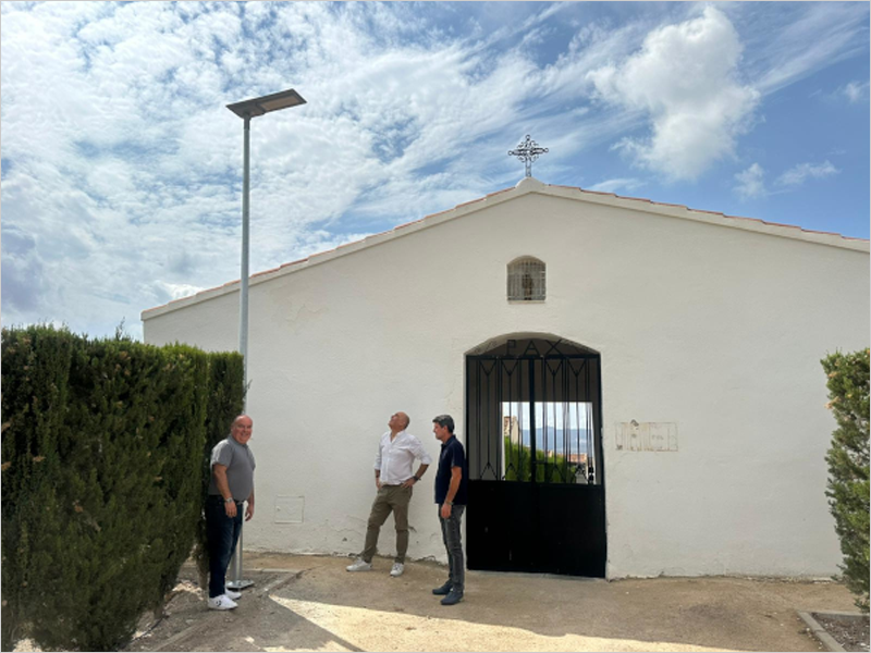 Concluye la instalación de farolas solares en varios cementerios del municipio de Huércal-Overa