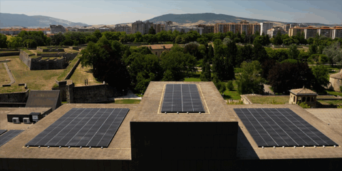 El Palacio de Congresos y Auditorio de Navarra acoge más de 600 paneles solares en su cubierta