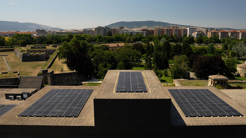 El Palacio de Congresos y Auditorio de Navarra instala más de 600 paneles solares en su cubierta