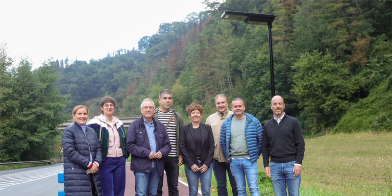 Finaliza la instalación de farolas solares en el tramo entre los municipios de Ikaztegieta y Legorreta