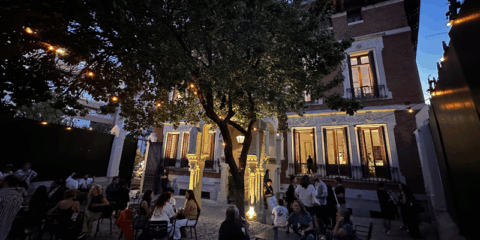 El Palacio de Santa Bárbara de Madrid se ilumina durante ART IN PLACE 2025 a cargo de Roblan