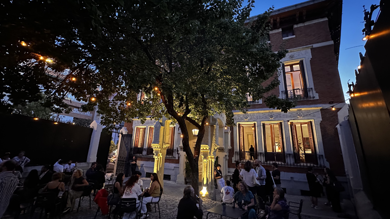 El Palacio de Santa Bárbara de Madrid se ilumina durante ART IN PLACE 2025 a cargo de Roblan