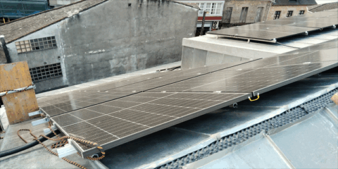 Concluye la instalación de paneles fotovoltaicos en la cubierta del Ayuntamiento de Vilalba