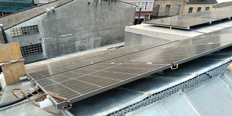 Concluye la instalación de paneles fotovoltaicos en la cubierta del Ayuntamiento de Vilalba