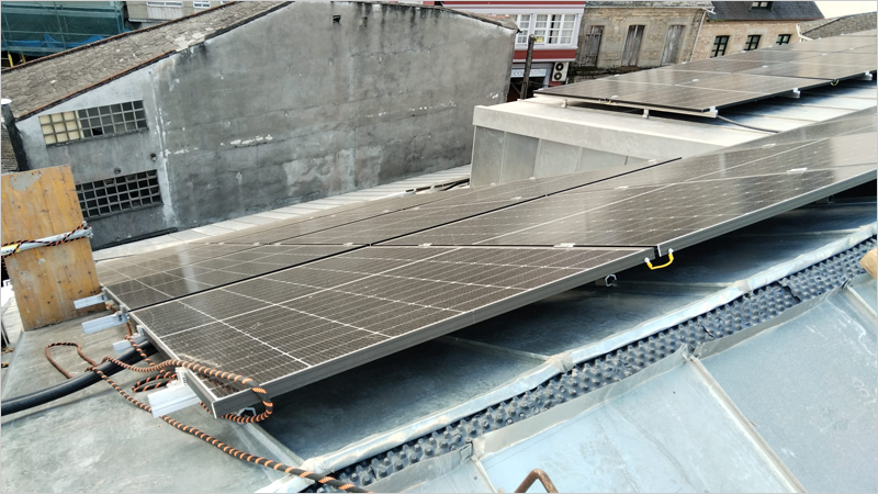Concluye la instalación de paneles fotovoltaicos en la cubierta del Ayuntamiento de Vilalba 