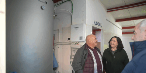 El campo de fútbol de Vizoño en Abegondo renueva su iluminación y el sistema de agua caliente sanitaria