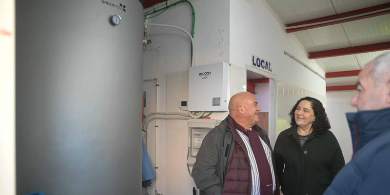 El campo de fútbol de Vizoño en Abegondo renueva su iluminación y el sistema de agua caliente sanitaria