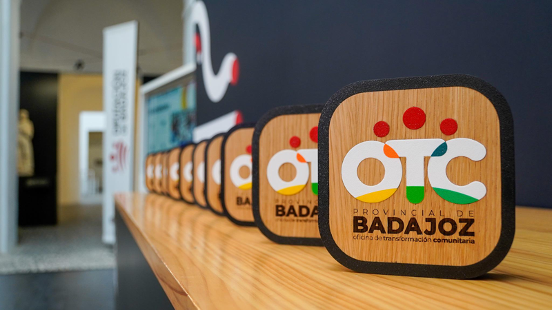 La OTC Provincial de Badajoz refuerza la transición energética local con nuevas comunidades energéticas La OTC Provincial de Badajoz es un proyecto cofinanciado a través del programa de ayudas a Oficinas de Transformación comunitaria (OTC) para la promoción y dinamización de Comunidades Energéticas (CE Oficinas), impulsada por el Ministerio para la Transición Ecológica y el Reto Demográfico (Miteco), a través del Instituto para la Diversificación y Ahorro de la Energía (IDAE), y financiado por el Plan de Recuperación, Transformación y Resiliencia y financiado por la Unión Europea-NextGenerationEU. Difusión, acompañamiento y asesoramiento técnico Los resultados globales del proyecto se han estructurado en tres grandes líneas de trabajo: difusión, acompañamiento y asesoramiento técnico. En materia de difusión y sensibilización, la OTC Provincial ha organizado 31 jornadas comarcales, 11 talleres de eficiencia energética y 2 cursos online, además de atender a 45 municipios en el Punto de Factura. En total, más de 1.300 personas han participado en actividades presenciales, que se han visto reforzadas con la elaboración de materiales divulgativos, recursos educativos, audiovisuales y una exposición itinerante. En el ámbito del acompañamiento territorial, el servicio ha desarrollado más de 60 sesiones de dinamización para ayudar a los promotores de las iniciativas en la difusión de sus proyectos. Estas iniciativas han servido de base para una labor de asesoramiento especializado que ha permitido asistir directamente a 50 municipios, resolver 110 consultas técnicas y elaborar 35 estudios de potencial fotovoltaico. Gracias a este trabajo, 19 entidades locales han iniciado la puesta en marcha de una comunidad energética, 7 ya disponen de una constituida y 12 se encuentran a las puertas de conseguirlo. El proyecto ha contribuido a fortalecer las capacidades de los ayuntamientos en materia de transición energética, ofreciendo herramientas prácticas y acompañamiento especializado para que puedan desarrollar modelos energéticos más participativos, eficientes y sostenibles. Asimismo, ha favorecido la creación de una red provincial de cooperación que facilita el intercambio de conocimientos y la puesta en marcha de nuevas iniciativas locales.