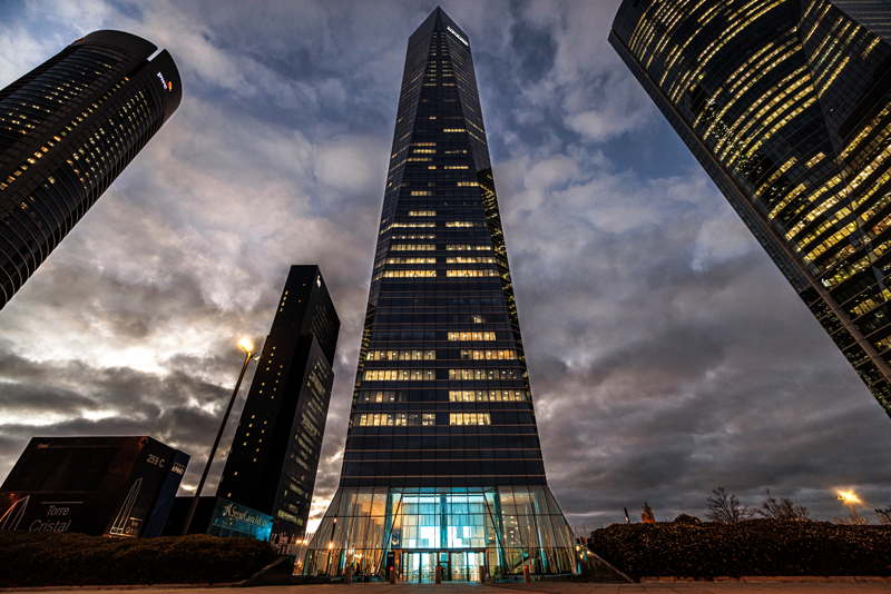 Ahorro energético de hasta el 80% en industrias y servicios con el sistema de gestión de la iluminación Signify Interact