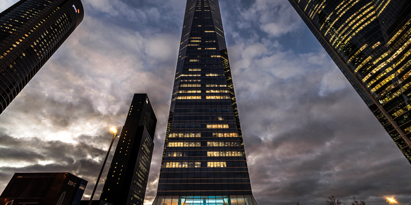 Ahorro energético de hasta el 80% en industrias y servicios con el sistema de gestión de la iluminación Signify Interact