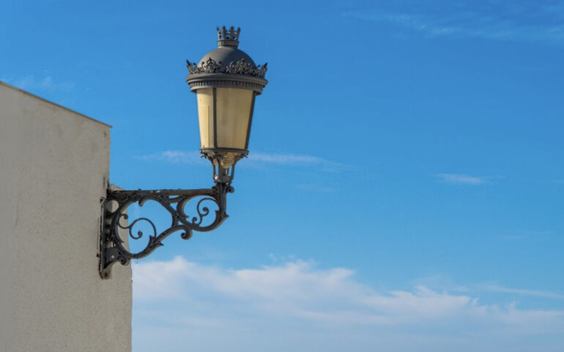 El suministro e instalación de luminarias de tecnología LED en la vía pública de Nerja sale a licitación