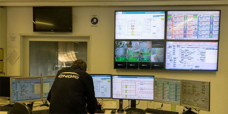 Operario del proyecto de DistriClima trabajando con varios monitores | Foto: Edu Bayer