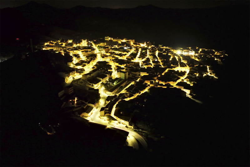 Artecoin moderniza el alumbrado público de Liétor y reduce casi un 80% su consumo energético