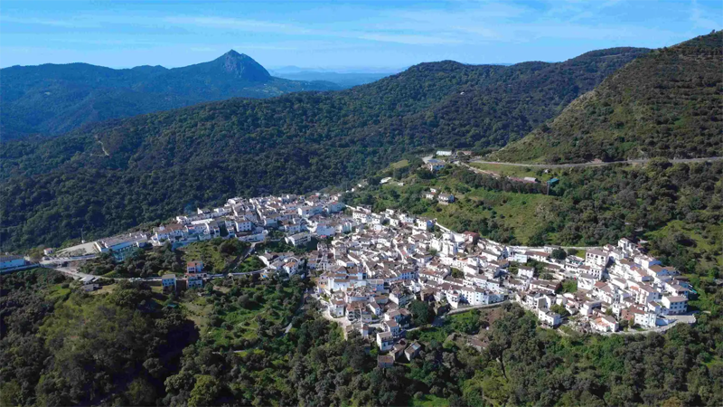 Arranca la instalación de una red de calor sostenible mediante calderas de biomasa en Benarrabá