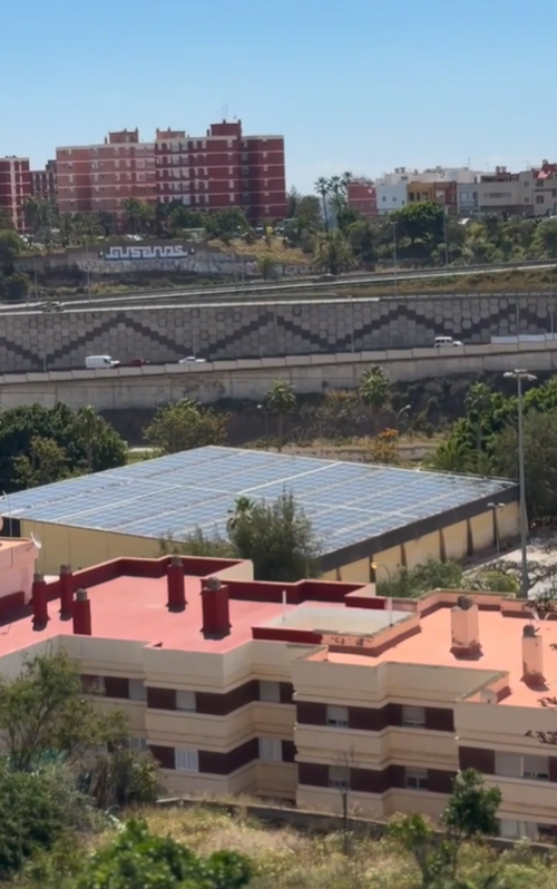 El polideportivo La Paterna en Las Palmas de Gran Canaria estrena una planta solar fotovoltaica en su cubierta