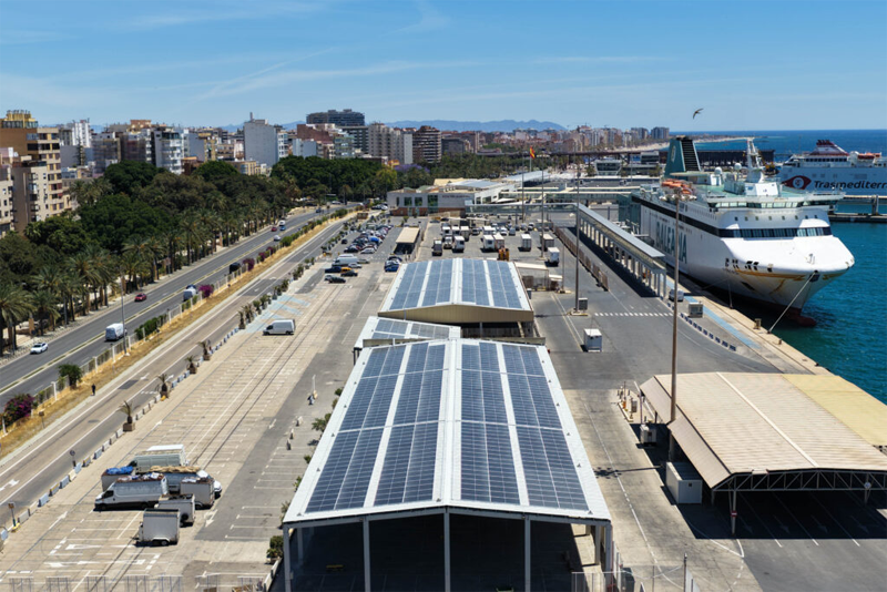 El Puerto de Almería reducirá 247 toneladas de CO₂ al año con su nueva planta fotovoltaica en el Muelle de Ribera II