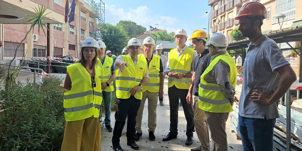 La Región de Murcia renovará cubiertas e instalará placas solares en 11 centros educativos este verano